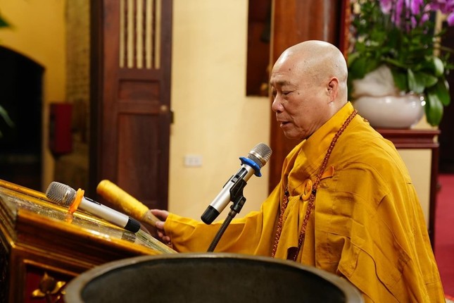 Hòa thượng Thích Bảo Nghiêm thực hiện khóa lễ tâm linh trong thời khắc đón năm mới