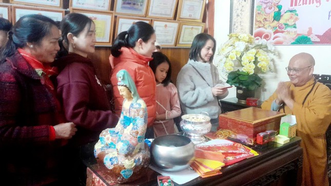 Phật tử chúc Tết và được nhận lộc năm mới từ chư Tăng Phật tử chúc Tết và được nhận lộc năm mới từ chư Tăng