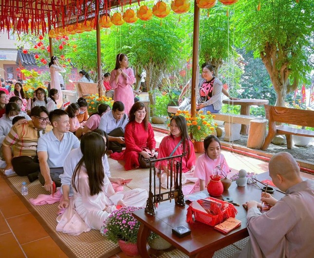 Sư cô Thích nữ Huệ Trí, trụ trì chùa Hải Vân cho chữ thư pháp đầu năm mới Ất Tỵ