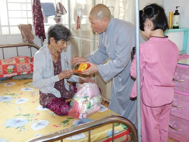 Ni sư Thích nữ Như Hiền trao quà đến người già neo đơn tại trung tâm