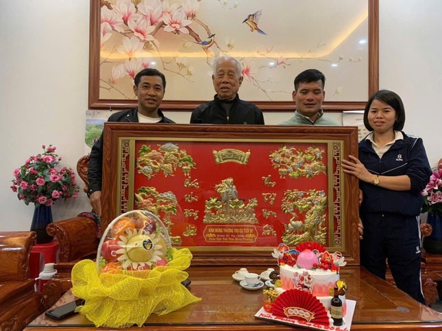 Thành viên đoàn chúc thọ đến Phật tử cao niên