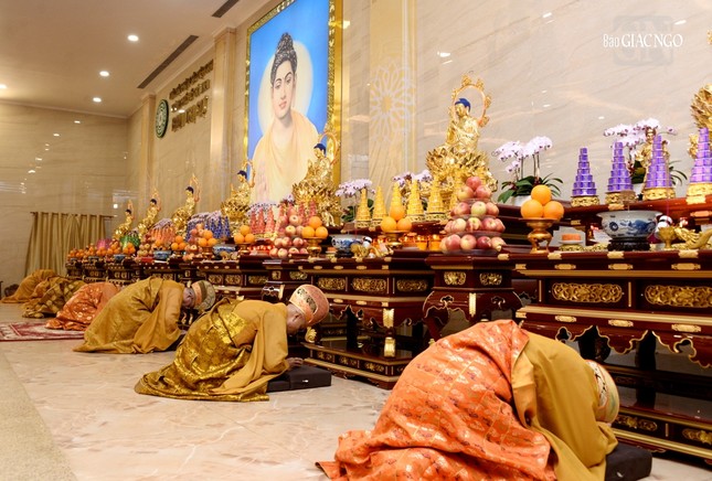 Chư vị đàn chủ đảnh lễ trước tôn tượng chư Phật Dược Sư