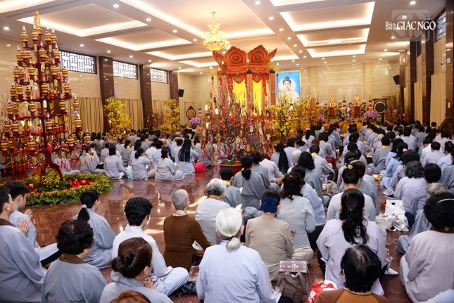 Pháp hội Dược Sư Xuân Ất Tỵ diễn ra trang nghiêm tại Việt Nam Quốc Tự. Đây là dịp để người dân, Phật tử trở về cầu nguyện bình an đầu năm mới theo tinh thần chánh tín