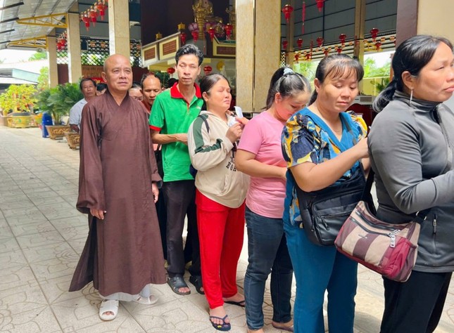 Thượng tọa Thích Thanh Mẫn hướng dẫn bà con khiếm thị đến nhận quà Thượng tọa Thích Thanh Mẫn hướng dẫn bà con khiếm thị đến nhận quà