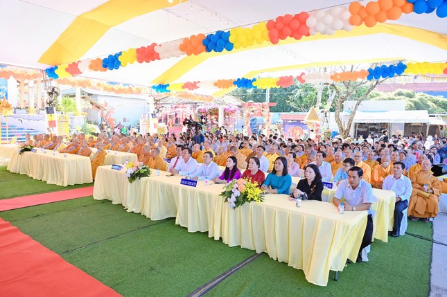 Chư tôn đức Tăng Ni, đại diện chính quyền các cấp tham dự
