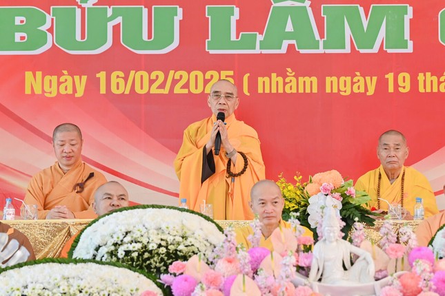 Trưởng lão Hòa thượng Thích Quang Nhuận ban đạo từ