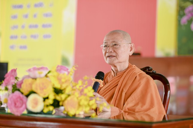 Trưởng lão Hòa thượng Viên Minh khai pháp tại khóa tu Ngày an lạc Trưởng lão Hòa thượng Viên Minh khai pháp tại khóa tu Ngày an lạc