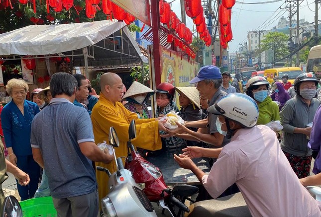 Đại đức trụ trì chùa Giác Hoằng thực hiện nhiều hoạt động thiết thực tại địa phương