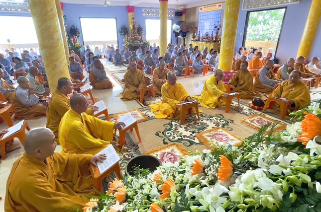 Chư tôn đức môn đồ pháp quyến và Phật tử thực hiện thời trì tụng kinh cúng dường Chư tôn đức môn đồ pháp quyến và Phật tử thực hiện thời trì tụng kinh cúng dường