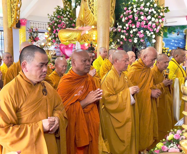 Chư tôn đức đã thành kính dâng hương, đảnh lễ Giác linh Trưởng lão Hòa thượng Thích Huệ Thành tại Tổ đường Chư tôn đức đã thành kính dâng hương, đảnh lễ Giác linh Trưởng lão Hòa thượng Thích Huệ Thành tại Tổ đường