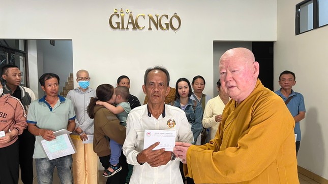 Hòa thượng Thích Duy Trấn trao tiền của bạn đọc ủng hộ bệnh nhân nghèo Hòa thượng Thích Duy Trấn trao tiền của bạn đọc ủng hộ bệnh nhân nghèo