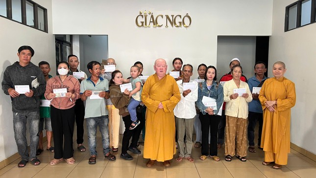 Đại diện Ban Từ thiện xã hội Báo Giác Ngộ trao ủng hộ đến bệnh nhân có hoàn cảnh khó khăn Đại diện Ban Từ thiện xã hội Báo Giác Ngộ trao ủng hộ đến bệnh nhân có hoàn cảnh khó khăn