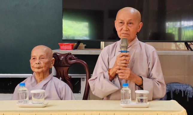 Ni trưởng Thích nữ Như Đán phát biểu tại buổi họp