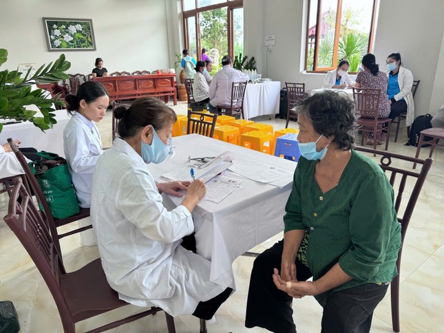 Y bác sĩ hám bệnh cho bệnh nhân nghèo