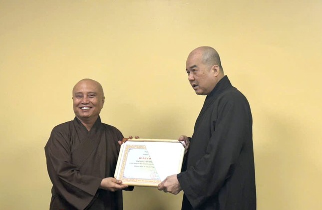 Thượng tọa Thích Truyền Cường trao Bằng tuyên dương công đức đến các thành viên trong Thường trực Thượng tọa Thích Truyền Cường trao Bằng tuyên dương công đức đến các thành viên trong Thường trực