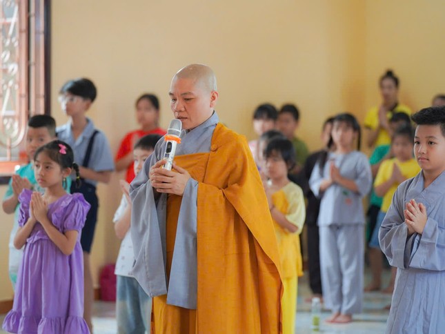 Sư cô Thích nữ Huệ Trí hướng dẫn thiếu nhi đảnh lễ Tam bảo Sư cô Thích nữ Huệ Trí hướng dẫn thiếu nhi đảnh lễ Tam bảo