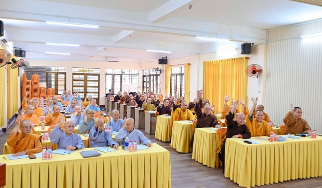 Tăng Ni biểu quyết thống nhất thông qua các hoạt động Phật sự Tăng Ni biểu quyết thống nhất thông qua các hoạt động Phật sự