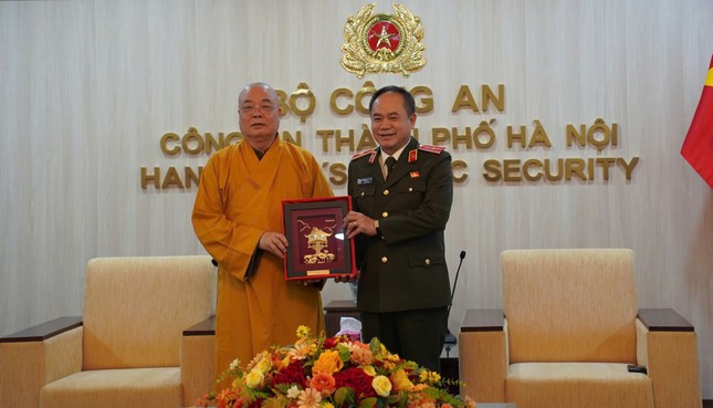 Trưởng lão Hòa thượng Thích Thanh Nhiễu tặng lưu niệm tranh chùa Một Cột, biểu tượng Phật giáo ở Thủ đô đến thiếu tướng Nguyễn Thanh Tùng