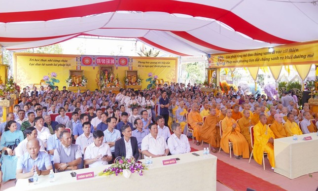 Chư tôn đức, đại diện các cơ quan và Phật tử địa phương tham dự Chư tôn đức, đại diện các cơ quan và Phật tử địa phương tham dự