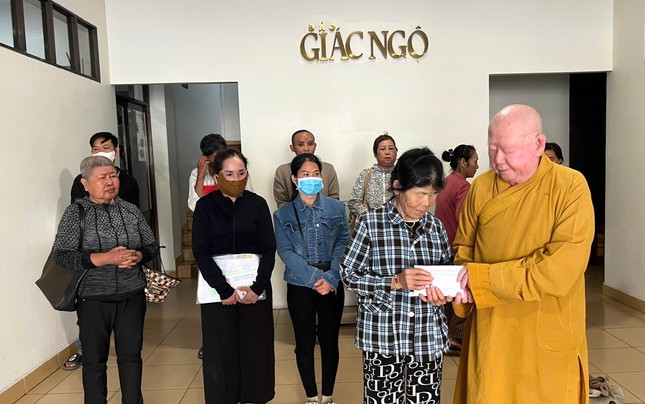 Hòa thượng Thích Duy Trấn trao tiền ủng hộ của bạn đọc đến bệnh nhân nghèo - Ảnh: BTTXHBGN Hòa thượng Thích Duy Trấn trao tiền ủng hộ của bạn đọc đến bệnh nhân nghèo - Ảnh: BTTXHBGN