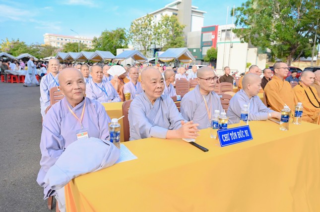 Chư Ni tham dự khai mạc buffet chay