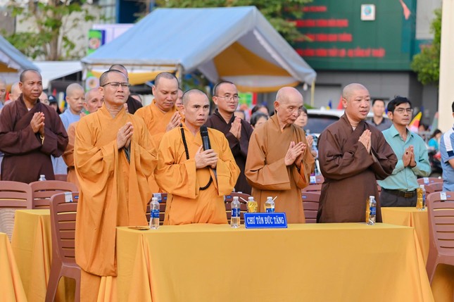 Chư tôn đức trong nghi thức niệm Phật cầu gia hộ