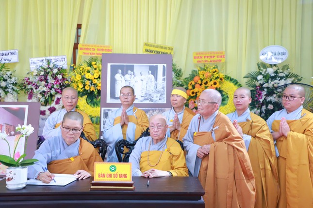 Đại diện Phân ban Ni giới T.Ư ghi sổ tang chia buồn cùng môn đồ pháp quyến