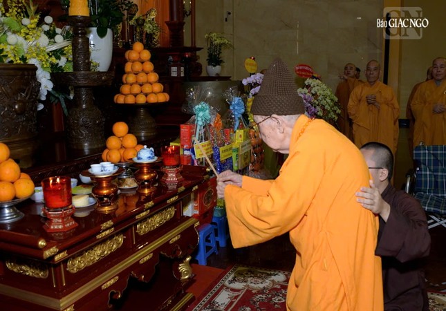 Trưởng lão Hòa thượng Thích Đức Nghiệp thắp hương tưởng niệm