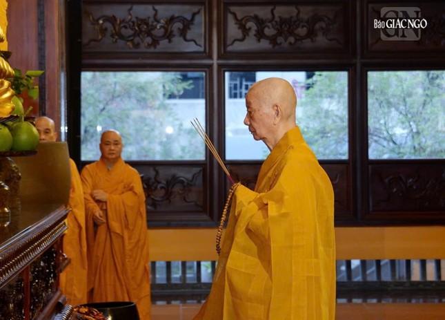 Đức Đệ tứ Pháp chủ GHPGVN dâng hương bạch Phật tại chánh điện Việt Nam Quốc Tự