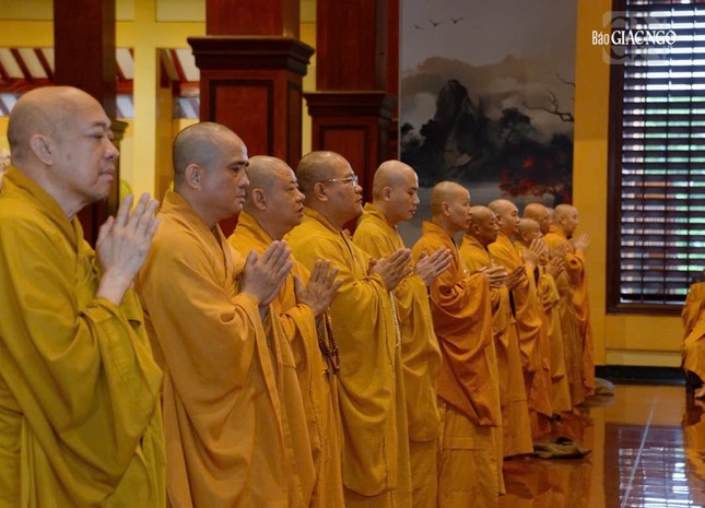 Chư tôn đức tham dự Lễ Bố-tát định kỳ theo truyền thống thiền môn