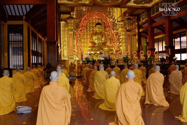 Chư tôn đức tham dự lễ Bố-tát tại chánh điện Việt Nam Quốc Tự