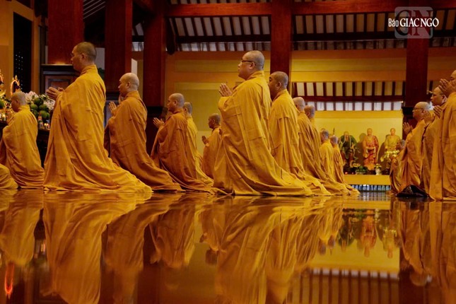 Bố-tát là nghi thức đặc thù của Tăng đoàn nhằm tăng trưởng các pháp lành