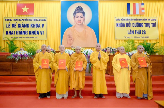 Thượng Thích Phước Nguyên, Phó Tổng Thư ký Hội đồng Trị sự kiêm Chánh Văn phòng II T.Ư trao quyết định nhân sự đến chư tôn đức Thượng Thích Phước Nguyên, Phó Tổng Thư ký Hội đồng Trị sự kiêm Chánh Văn phòng II T.Ư trao quyết định nhân sự đến chư tôn đức