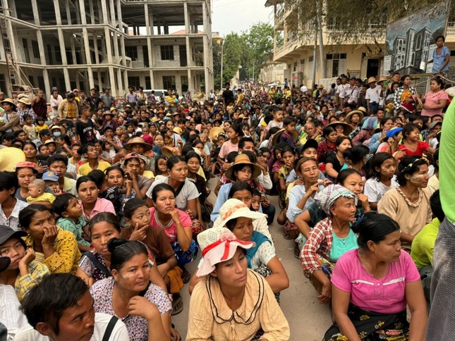 Người dân Myanmar phải sống nhờ đồ cứu trợ để vượt qua khó khăn không còn nhà cửa