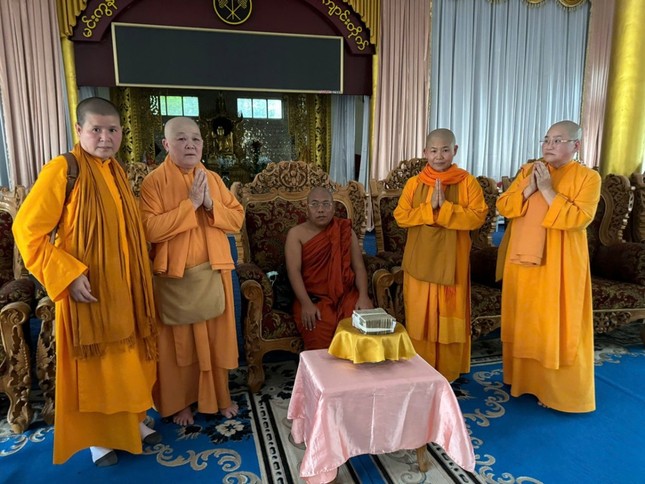 Đoàn cúng dường tại một tu viện