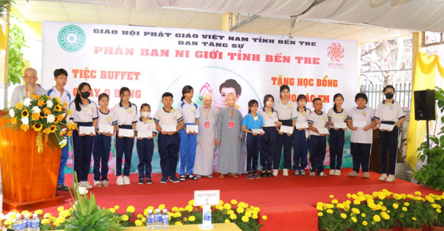 Tại chương trình buffet chay, Phân ban Ni giới tỉnh đã trao 111 phần học bổng cho học sinh