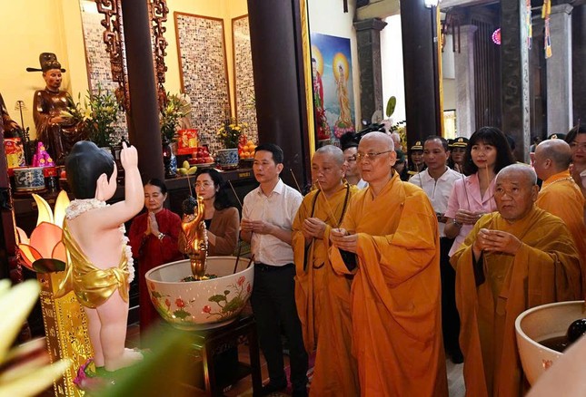 Chư tôn đức và quan khách dâng hương cúng dường