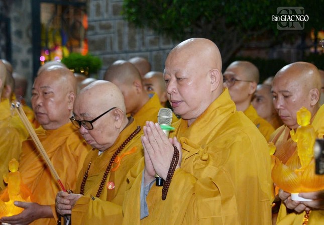 Trưởng lão Hòa thượng Thích Như Tín, Thành viên Hội đồng Chứng minh, Hòa thượng Thích Lệ Trang cử hành nghi thức niêm hương bạch Phật tại lễ đài Phật đản tổ đình Ấn Quang