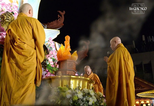 Hòa thượng Thích Lệ Trang và Ban Nghi lễ cử hành Lễ Mộc dục (Tắm Phật)