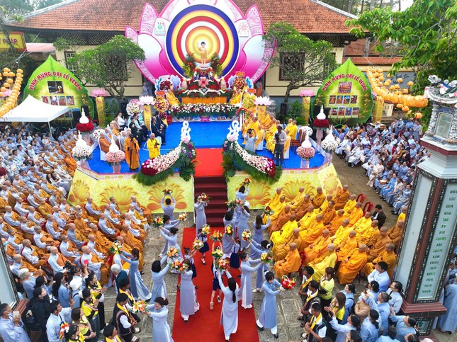 Phật tử dâng hoa cúng dường chư tôn đức Tăng Ni tham dự Phật tử dâng hoa cúng dường chư tôn đức Tăng Ni tham dự