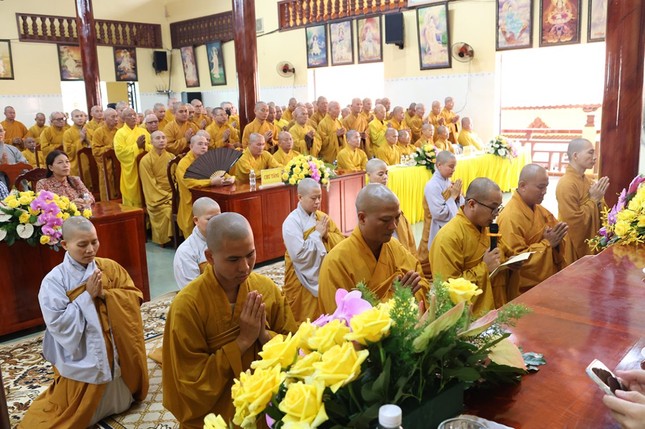 Đại diện cho hành giả an cư 13 trú xứ phát nguyện tinh tấn tu học