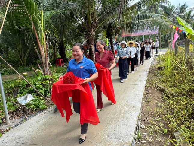 Con đường bê-tông sạch đẹp được đưa vào sử dụng cho bà con địa phương - Anth: L.B Con đường bê-tông sạch đẹp được đưa vào sử dụng cho bà con địa phương - Anth: L.B