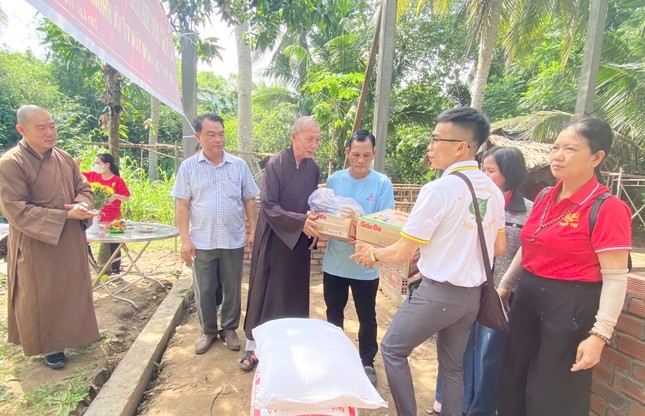 Đoàn trao quà đến gia đình khó khăn