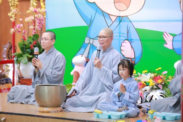 Ni sư Thích nữ Huệ Đức, trụ trì Quan Âm tu viện hướng dẫn các em tu tập Ni sư Thích nữ Huệ Đức, trụ trì Quan Âm tu viện hướng dẫn các em tu tập