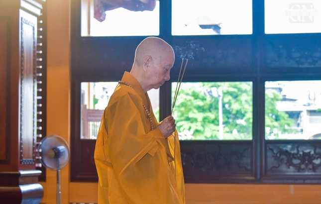 Đức Đệ tứ Pháp chủ GHPGVN niêm hương bạch Phật tại chánh điện Việt Nam Quốc Tự Đức Đệ tứ Pháp chủ GHPGVN niêm hương bạch Phật tại chánh điện Việt Nam Quốc Tự