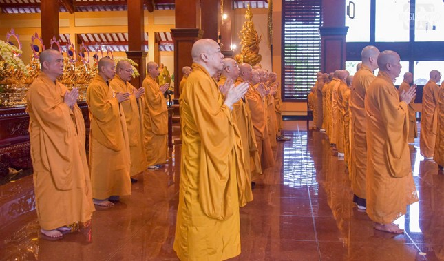 Bố-tát là nghi thức đặc thù của Tăng đoàn do Đức Phật chế định nhằm nuôi lớn các pháp lành Bố-tát là nghi thức đặc thù của Tăng đoàn do Đức Phật chế định nhằm nuôi lớn các pháp lành