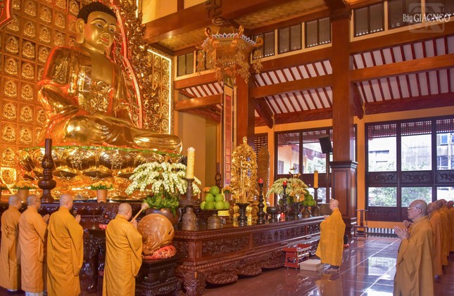 Đức Pháp chủ đảnh lễ Tam bảo Đức Pháp chủ đảnh lễ Tam bảo