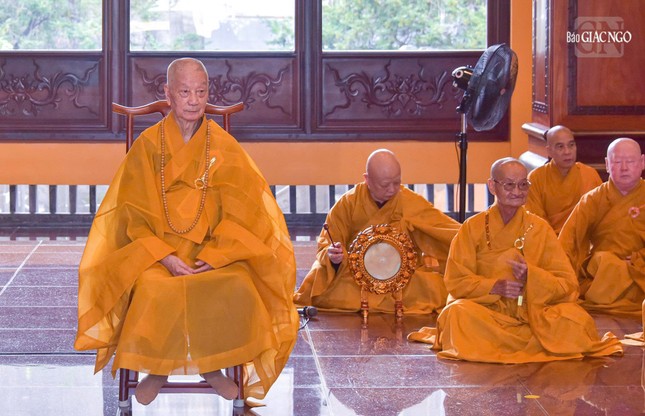 Đức Pháp chủ thính giới cùng đại chúng Đức Pháp chủ thính giới cùng đại chúng