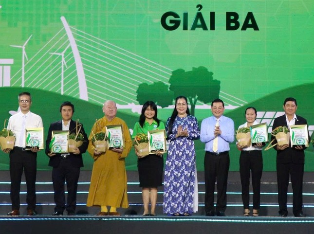 Hòa thượng Thích Duy Trấn, trụ trì chùa Liên Hoa (Q.11), đại diện Câu lạc bộ Hành Trình Xanh nhận Giải ba Môi trường TP.HCM - Ảnh: MTTTQVN TP Hòa thượng Thích Duy Trấn, trụ trì chùa Liên Hoa (Q.11), đại diện Câu lạc bộ Hành Trình Xanh nhận Giải ba Môi trường TP.HCM - Ảnh: MTTTQVN TP