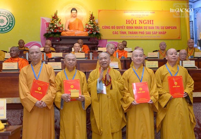 Trưởng lão Hòa thượng Thích Thiện Pháp trao quyết định đến Ban Trị sự GHPGVN TP.Đà Nẵng Trưởng lão Hòa thượng Thích Thiện Pháp trao quyết định đến Ban Trị sự GHPGVN TP.Đà Nẵng